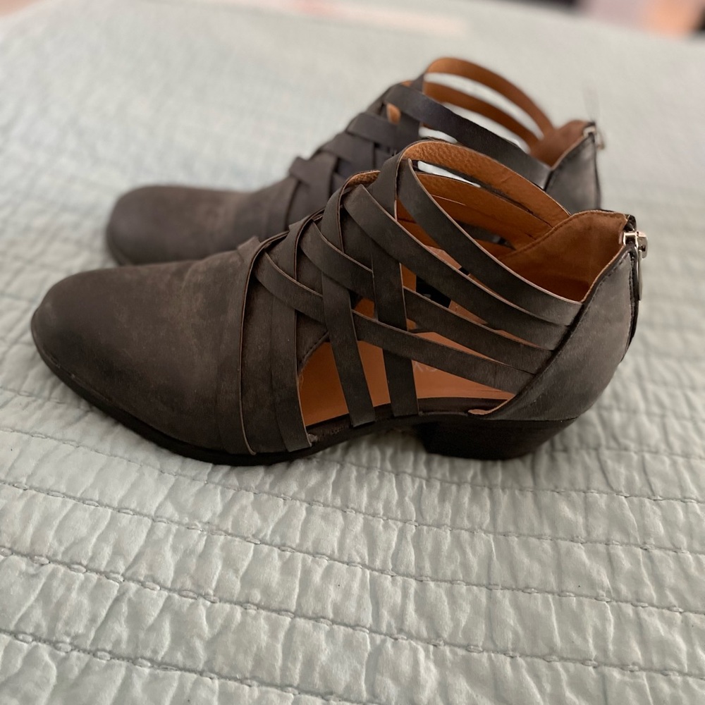 Booties grey size 7